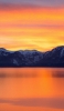 📱赤い夕陽 雪山 湖 Xperia 5 IV 壁紙・待ち受け