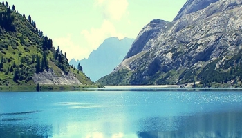 📱綺麗な空と山に囲まれた湖 iPhone 14 Plus 壁紙・待ち受け