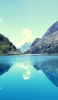 📱綺麗な空と山に囲まれた湖 iPhone 14 Pro Max 壁紙・待ち受け