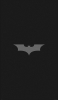 📱灰色のバットマンのロゴ 黒の背景 iPhone 14 Plus 壁紙・待ち受け