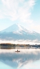 📱水色の空 雪山 湖で釣りをする人 iPhone 14 Pro 壁紙・待ち受け