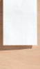📱木の板と白い紙 iPhone 14 壁紙・待ち受け