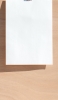 📱木の板と白い紙 iPhone 14 Plus 壁紙・待ち受け