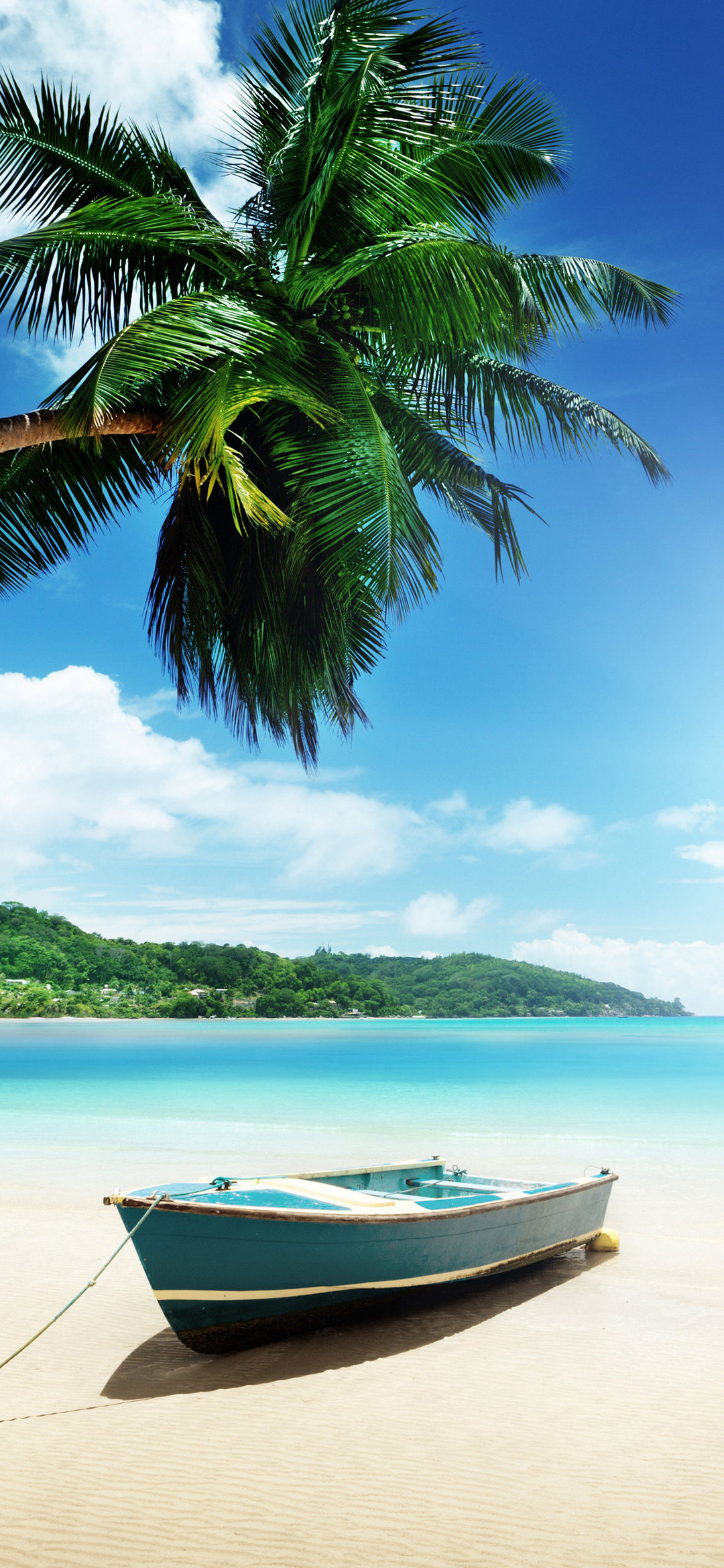 ハワイの海と水色のボート Galaxy A30 Android スマホ壁紙 待ち受け スマラン