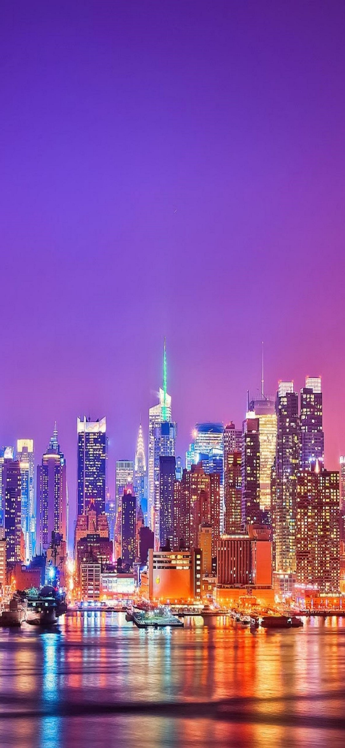 紫のグラデーションの空 高層ビル群 Iphone 11 Pro スマホ壁紙 待ち受け スマラン