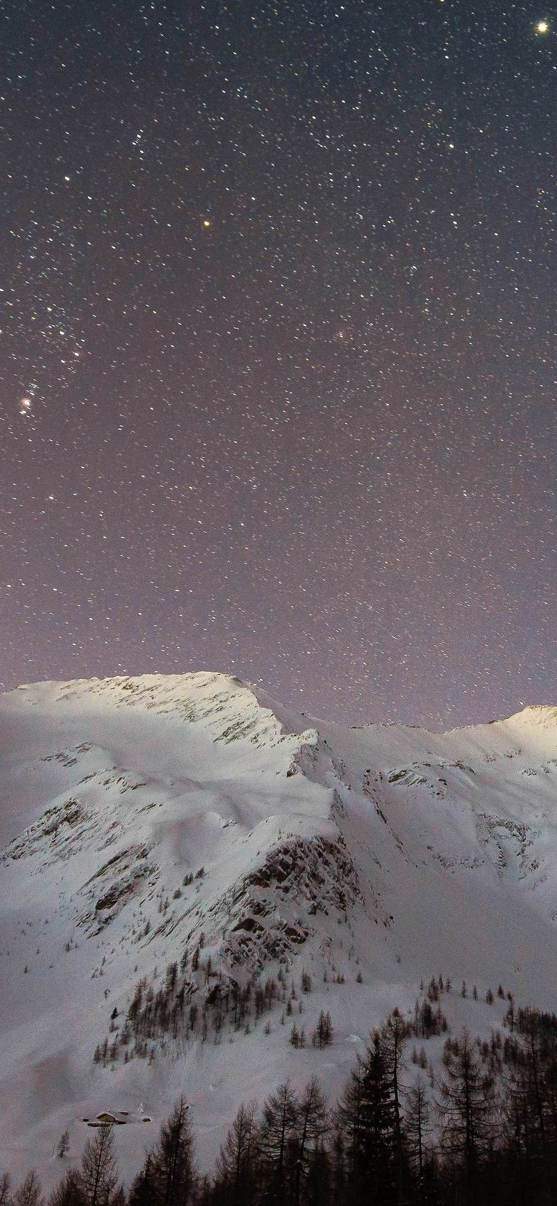 黒 満点の星空と雪山 Iphone Xs スマホ壁紙 待ち受け スマラン