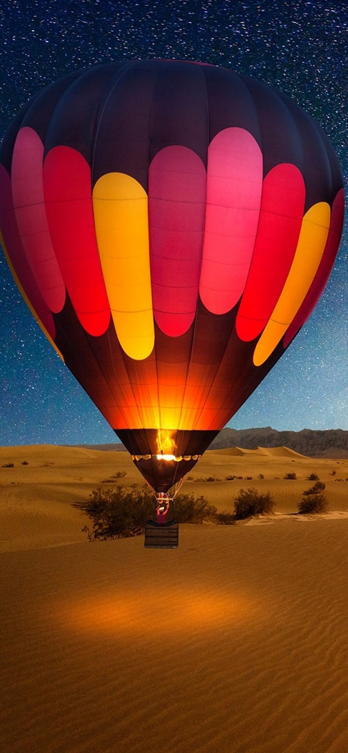 砂漠の上を飛ぶ気球 Iphone 12 スマホ壁紙 待ち受け スマラン