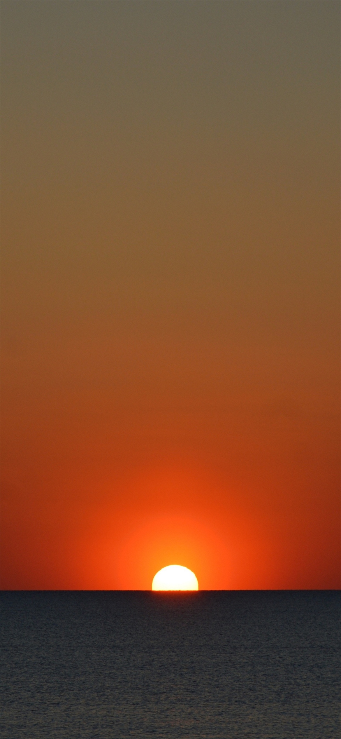 オレンジの夕日と漆黒の海 Iphone 12 壁紙 待ち受け Sumaran