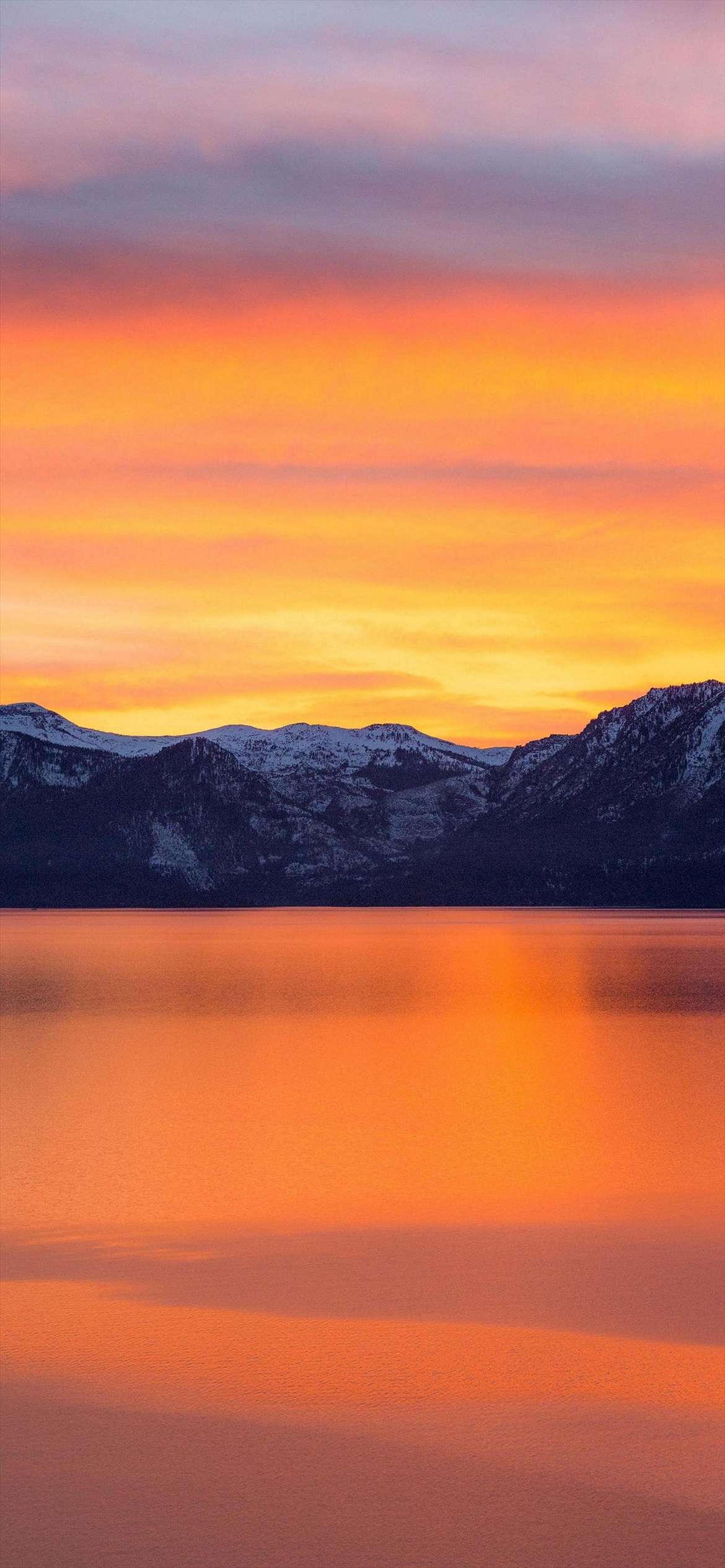 雪山とオレンジの夕焼けと湖 Iphone 12 Pro スマホ壁紙 待ち受け スマラン