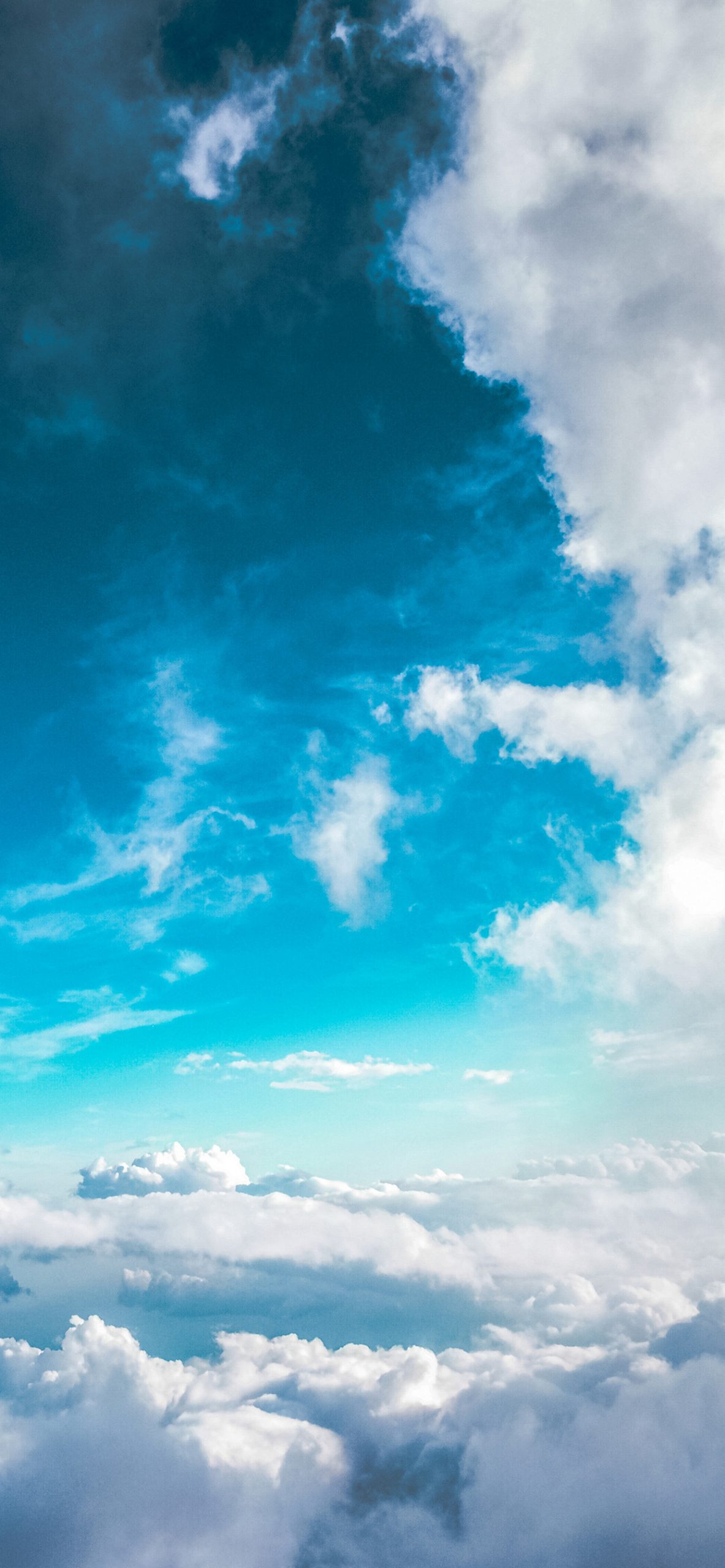 鮮やかな水色の空と白い雲 綺麗 Iphone 12 Pro Max スマホ壁紙 待ち受け スマラン