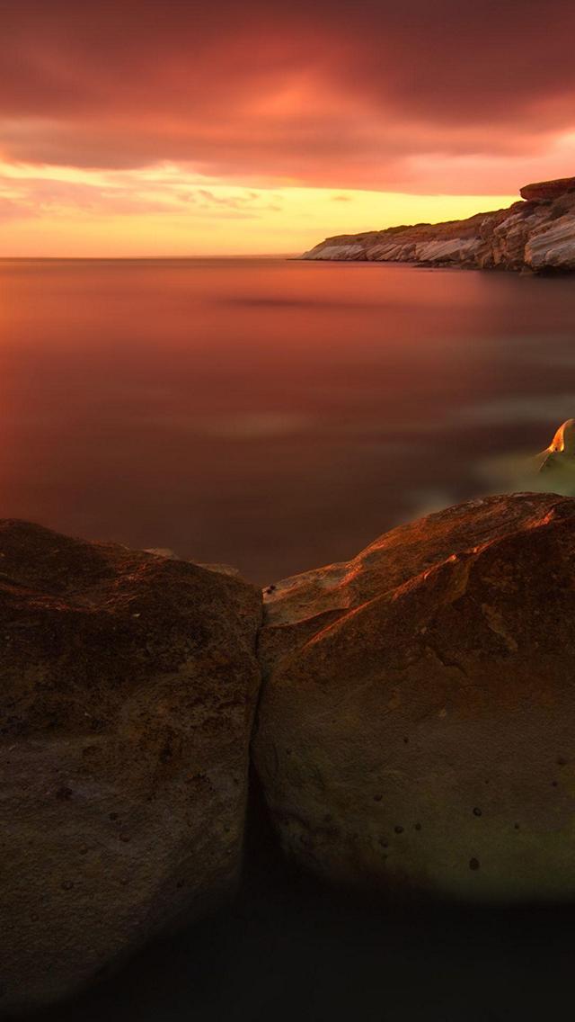 夕焼け 赤い海 大きな岩 Iphone Se 第1世代 スマホ壁紙 待ち受け スマラン