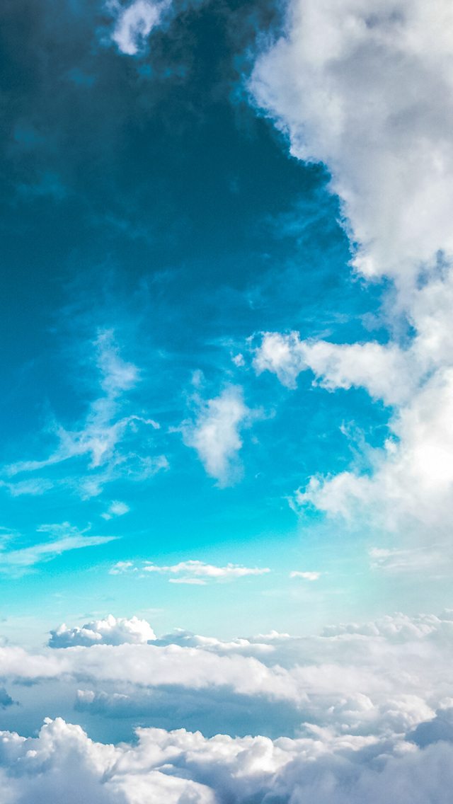 綺麗な水色の空 白い雲 夏 Iphone Se 第1世代 スマホ壁紙 待ち受け スマラン