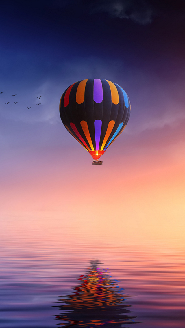 水面に映る綺麗なカラフルな気球 Iphone Se 第1世代 スマホ壁紙 待ち受け スマラン