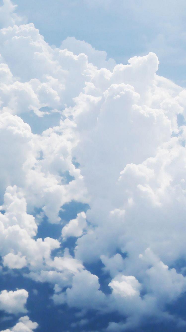 夏の綺麗な青い空と白い雲 Iphone Se 第2世代 スマホ壁紙 待ち受け スマラン