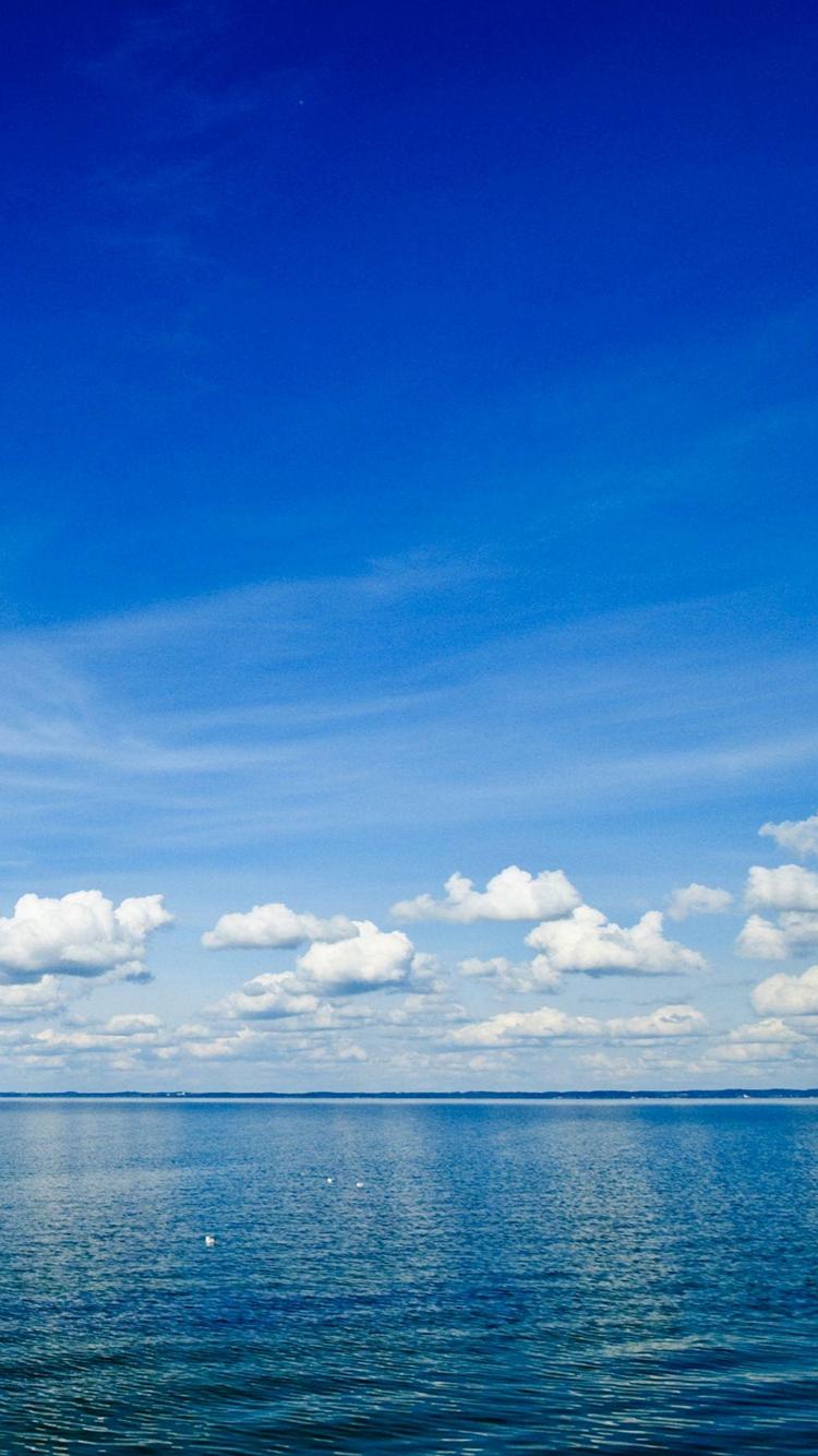 綺麗な青空 白い雲 穏やかな海 Iphone 7 壁紙 待ち受け Sumaran