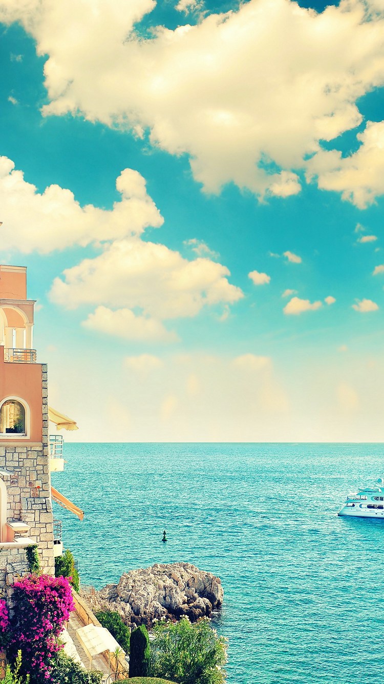 快晴時の綺麗な空と海と建物 Iphone Se 第2世代 スマホ壁紙 待ち受け スマラン