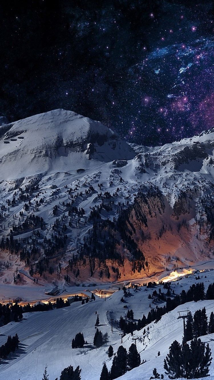 黒い銀河と白い雪山と山麓の街 Iphone Se 第2世代 スマホ壁紙 待ち受け スマラン