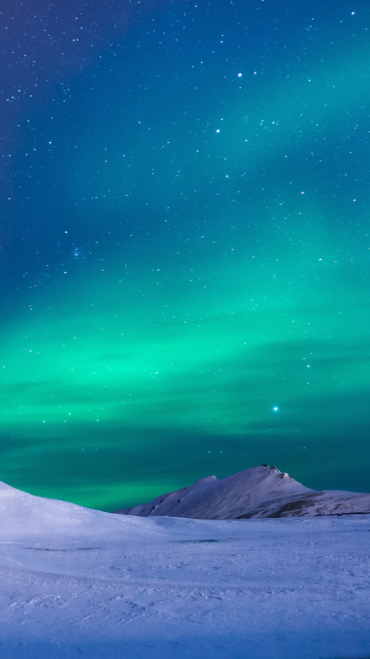 綺麗な星空と緑のオーロラと雪景色 Iphone 7 スマホ壁紙 待ち受け スマラン