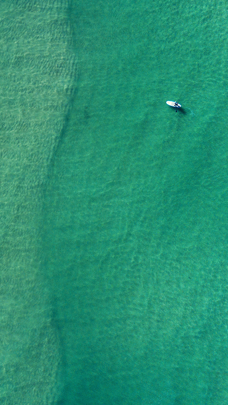 エメラルドグリーンの海と白いボート Iphone 8 スマホ壁紙 待ち受け スマラン