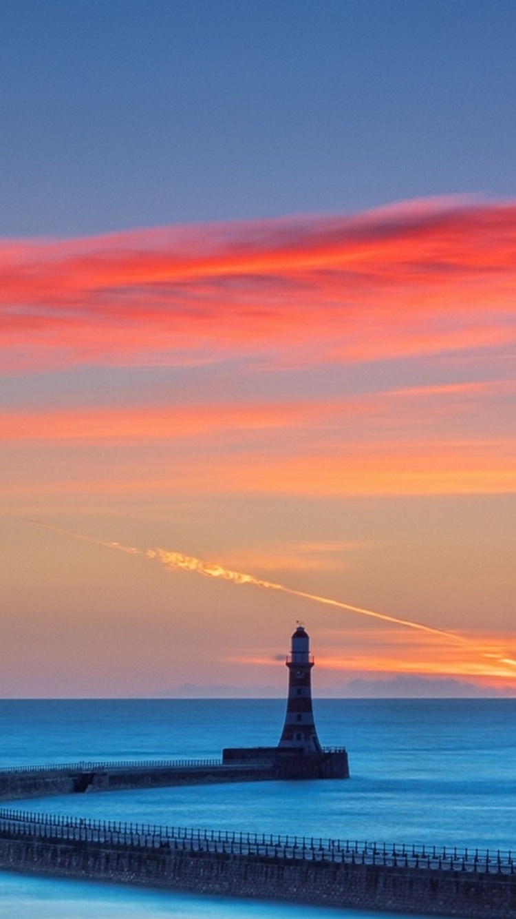 朝焼け 飛行機雲 赤と白の灯台 海 Iphone Se 第2世代 スマホ壁紙 待ち受け スマラン
