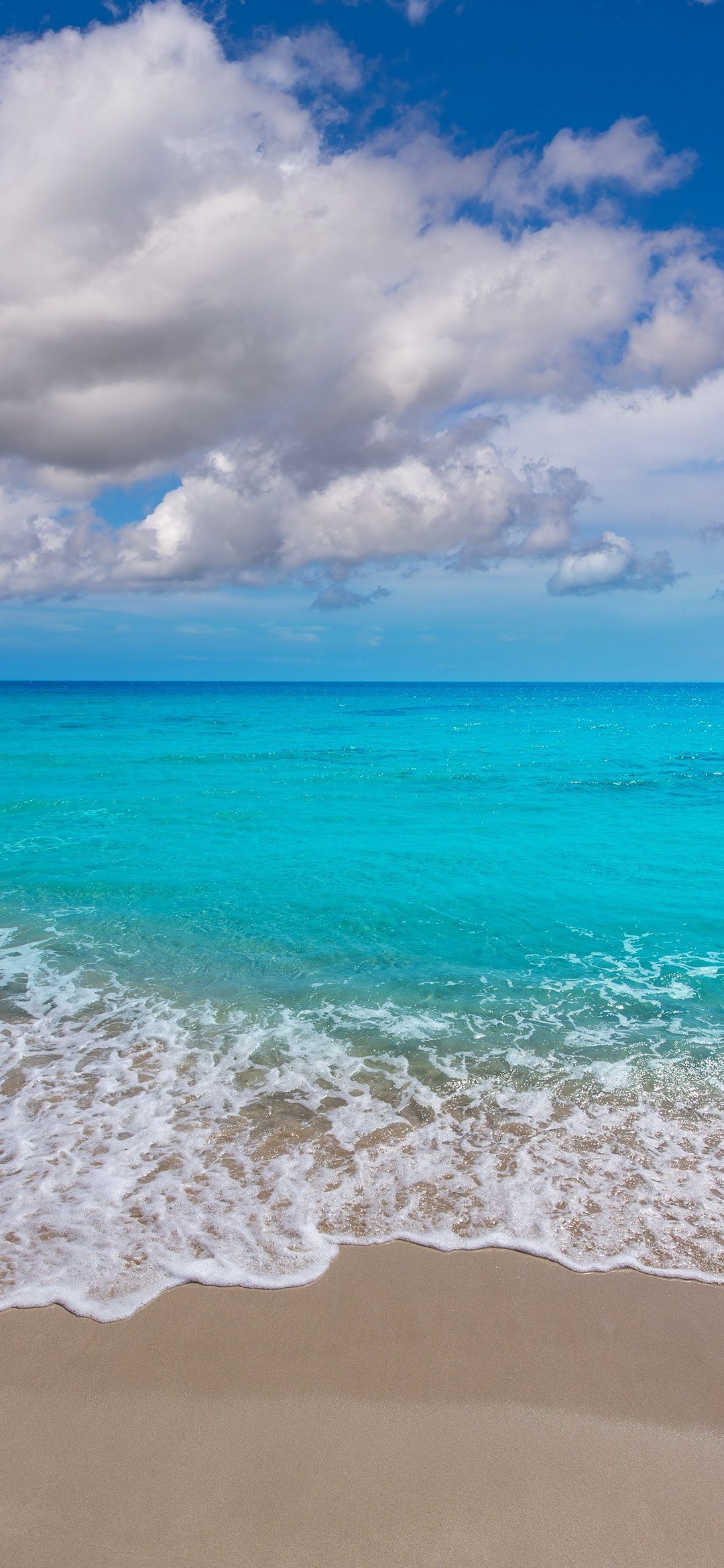アクアブルーの海と砂浜と白い雲 Libero 5g Androidスマホ壁紙 待ち受け スマラン