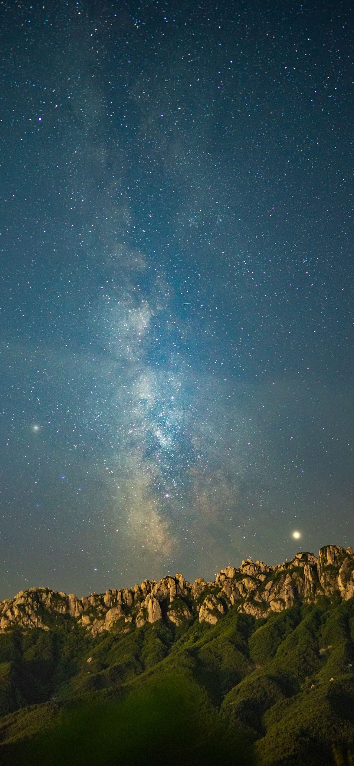 ゴツゴツした岩山と青い星空 Iphone 12 Pro 壁紙 待ち受け スマラン