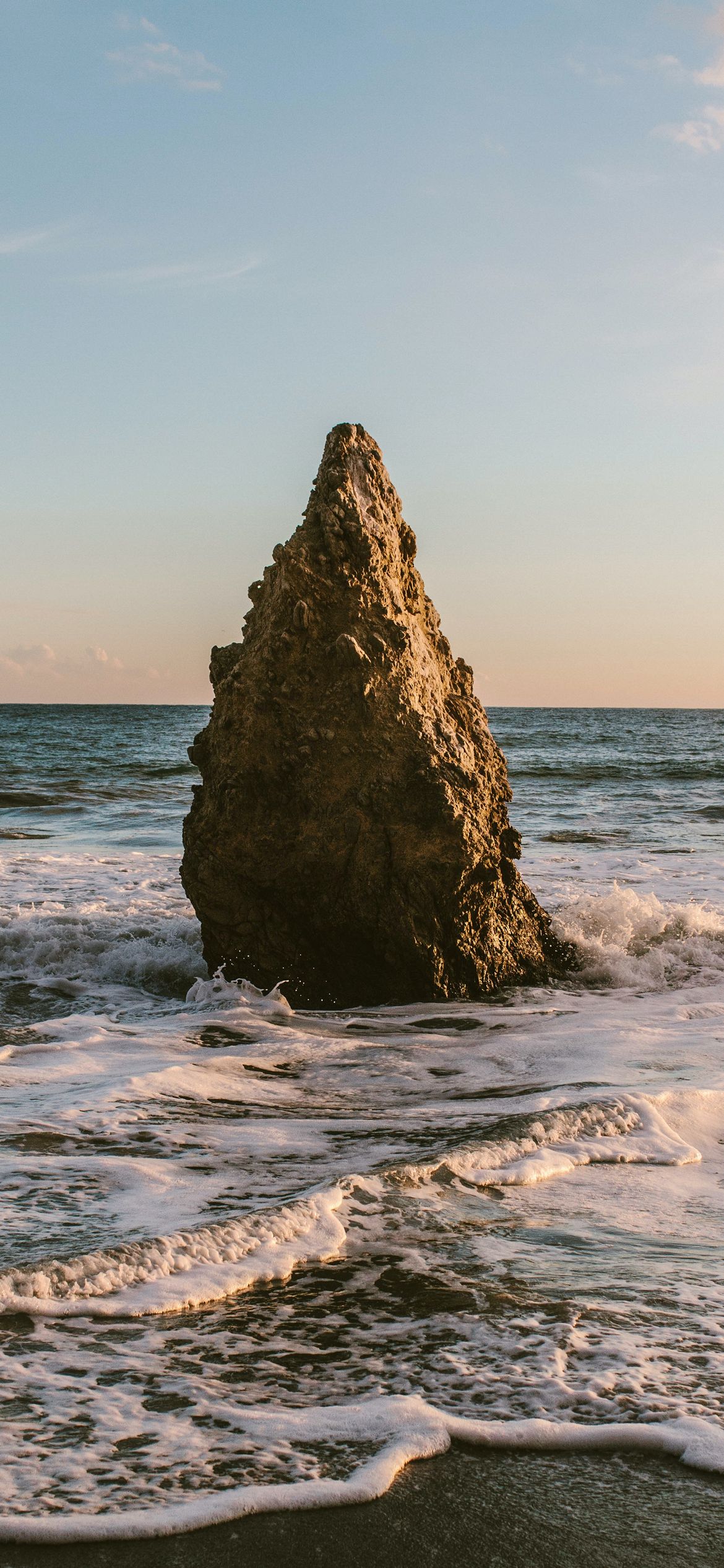 海に聳える尖った岩 Iphone 12 Pro スマホ壁紙 待ち受け スマラン