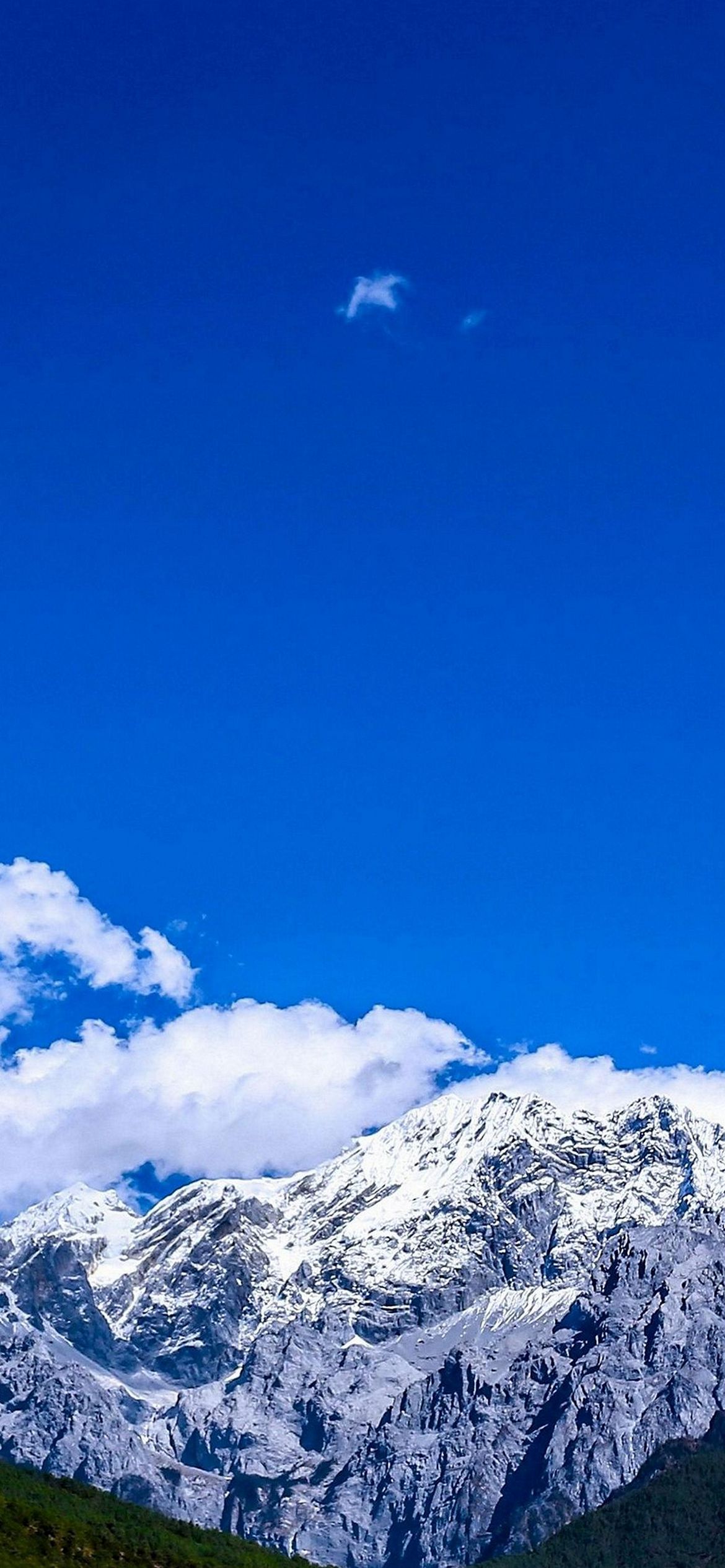 綺麗な青空 白い雲 白い山 Iphone 12 スマホ壁紙 待ち受け スマラン