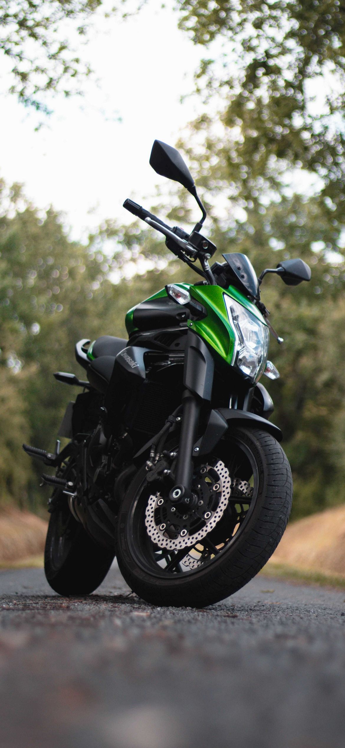 かっこいい緑と黒のバイク Iphone 12 Pro 壁紙 待ち受け Sumaran
