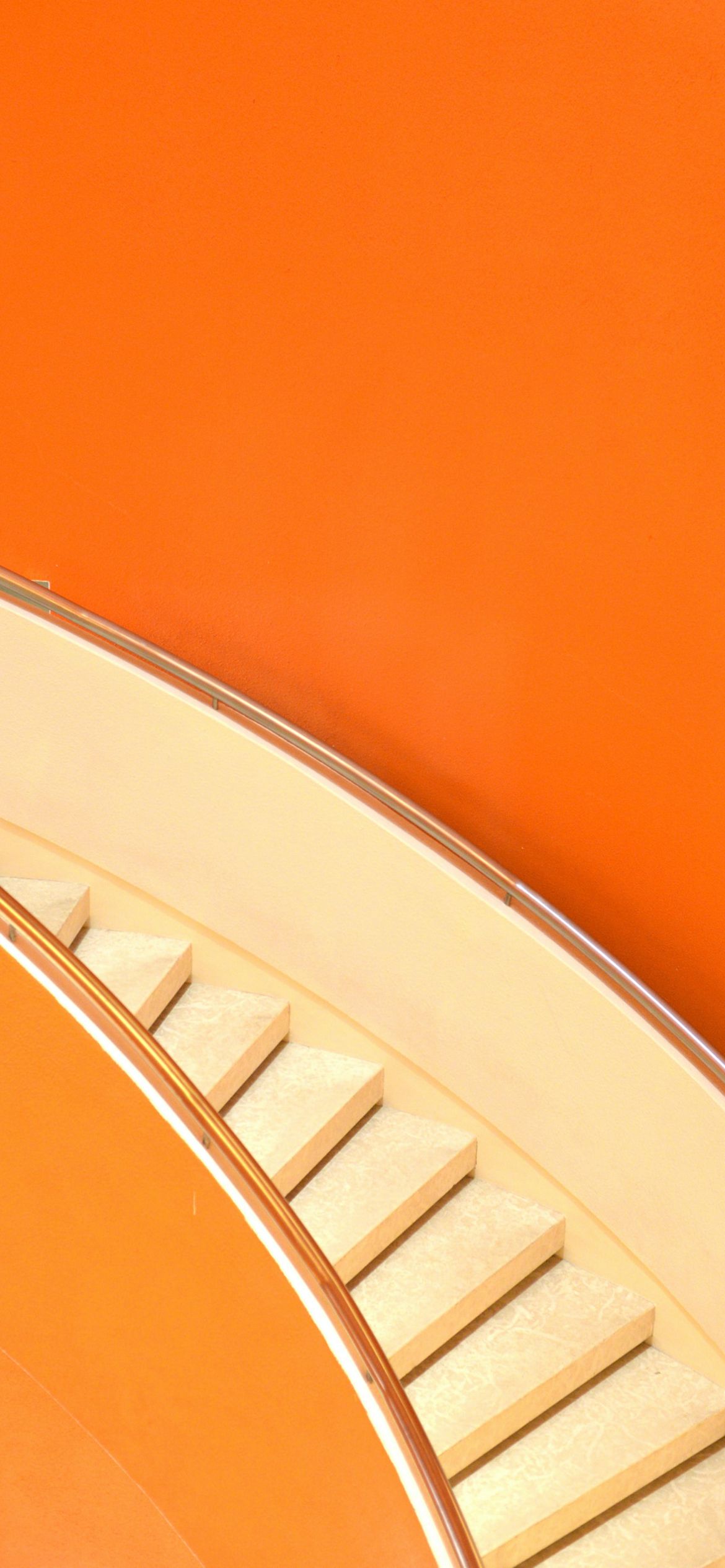 オレンジ色の背景 階段のカーブ Iphone 12 スマホ壁紙 待ち受け スマラン