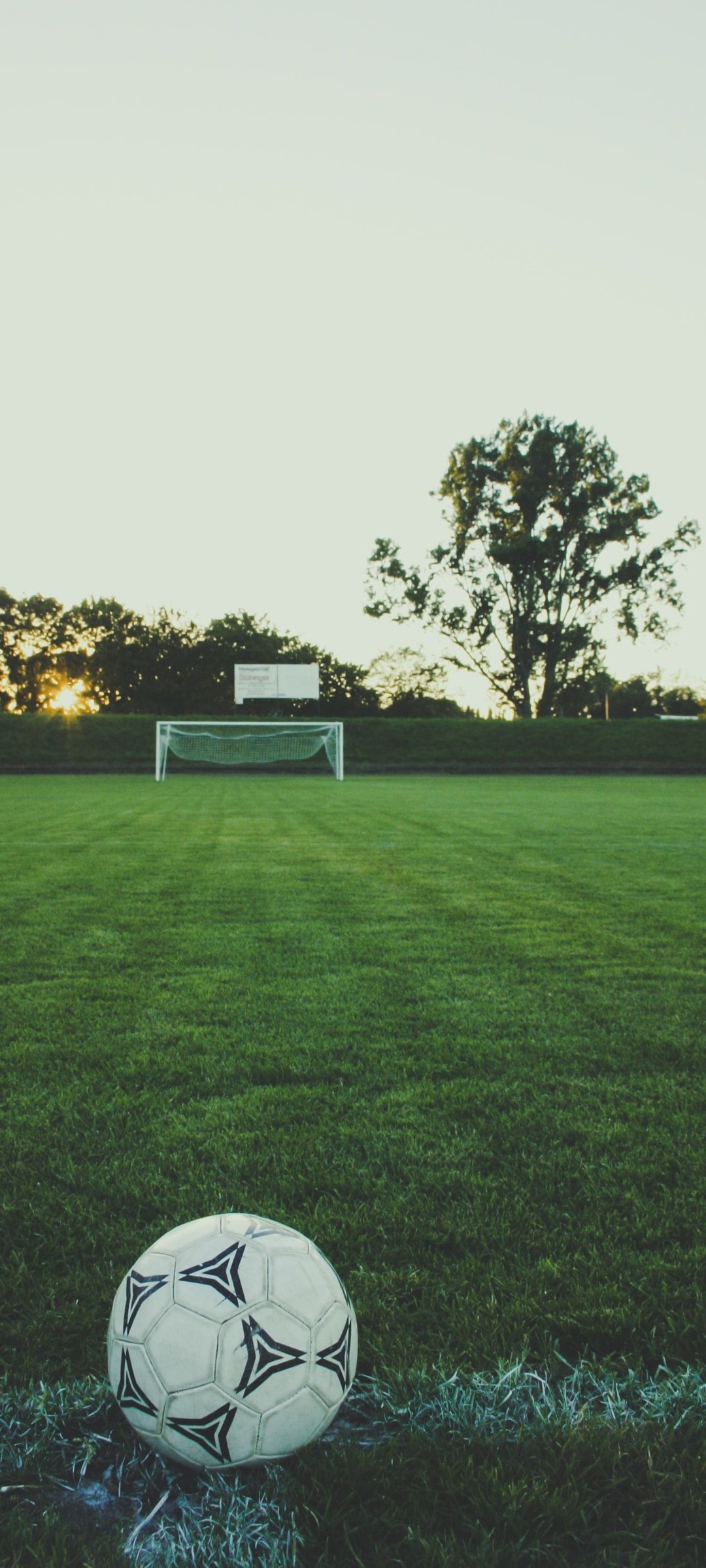 サッカーボールとゴールと芝生 Galaxy S21 5g Androidスマホ壁紙 待ち受け スマラン
