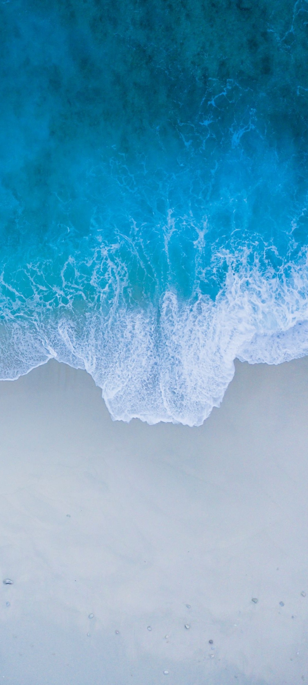 上から撮影した青い波打ち際 Zenfone 7 Androidスマホ壁紙 待ち受け スマラン