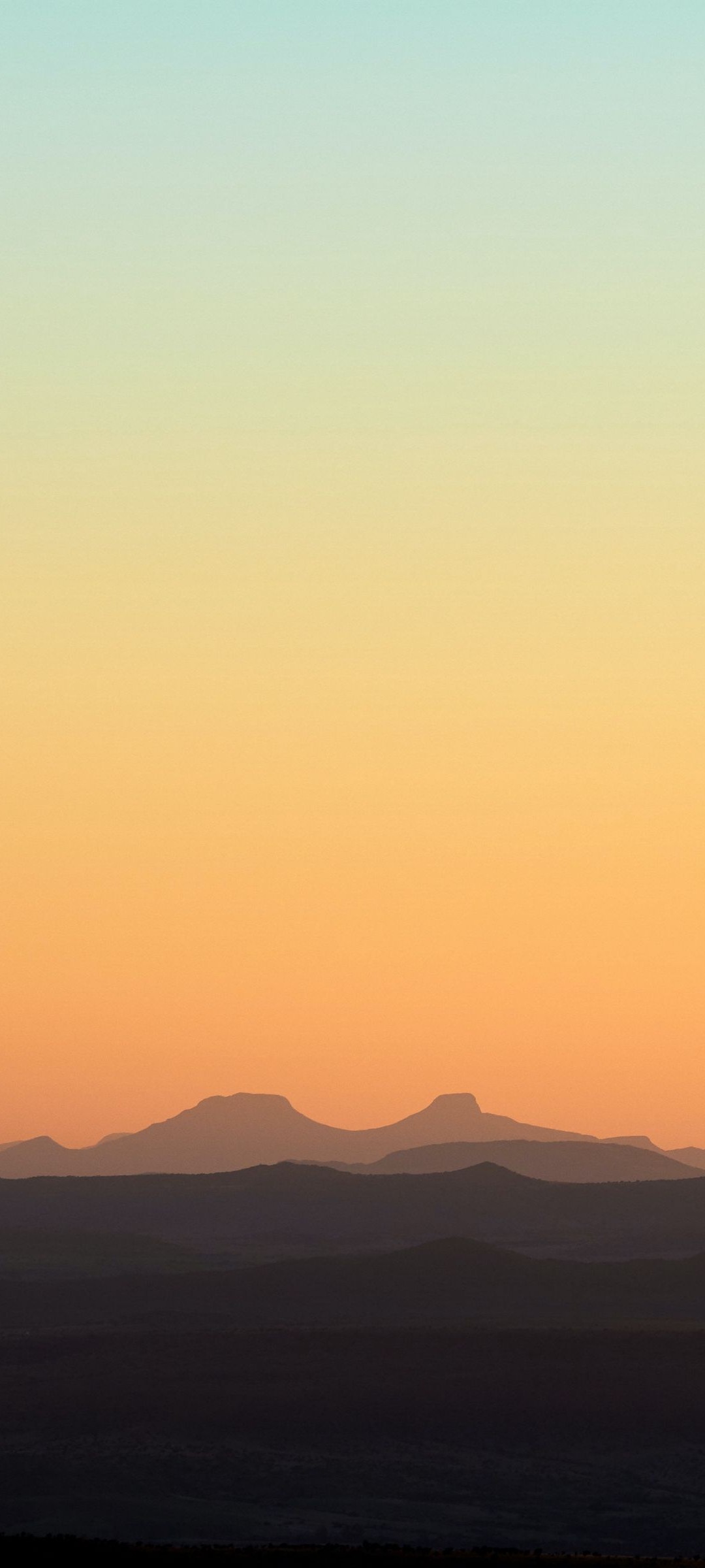 薄い緑 オレンジのグラデーションの空 黒い山 Oppo Reno3 A Androidスマホ壁紙 待ち受け スマラン