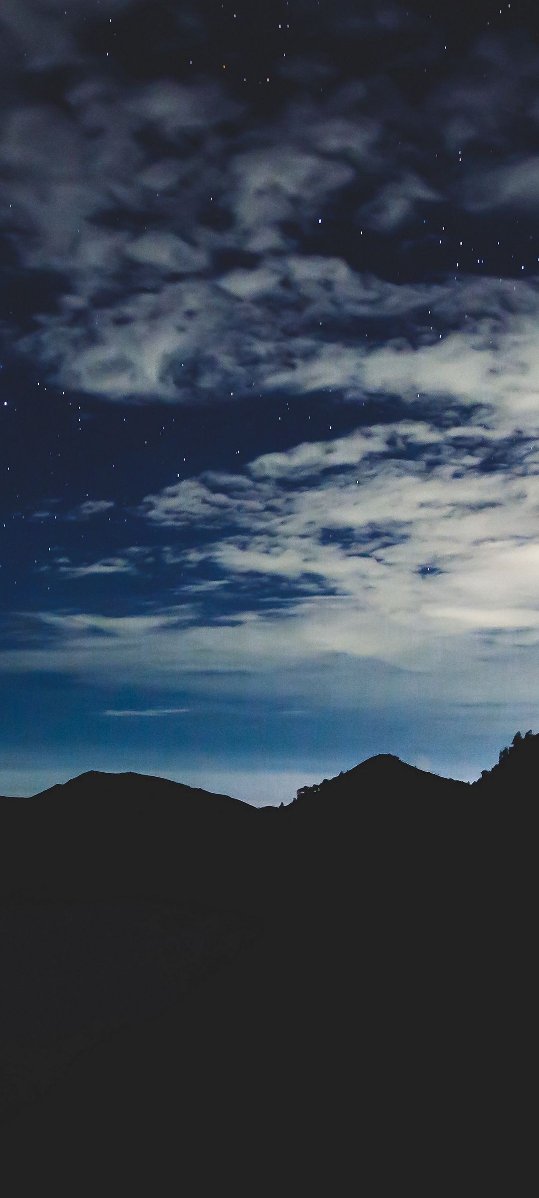 青い星空と白い雲 山のシルエット Zenfone 7 Pro Androidスマホ壁紙 待ち受け スマラン