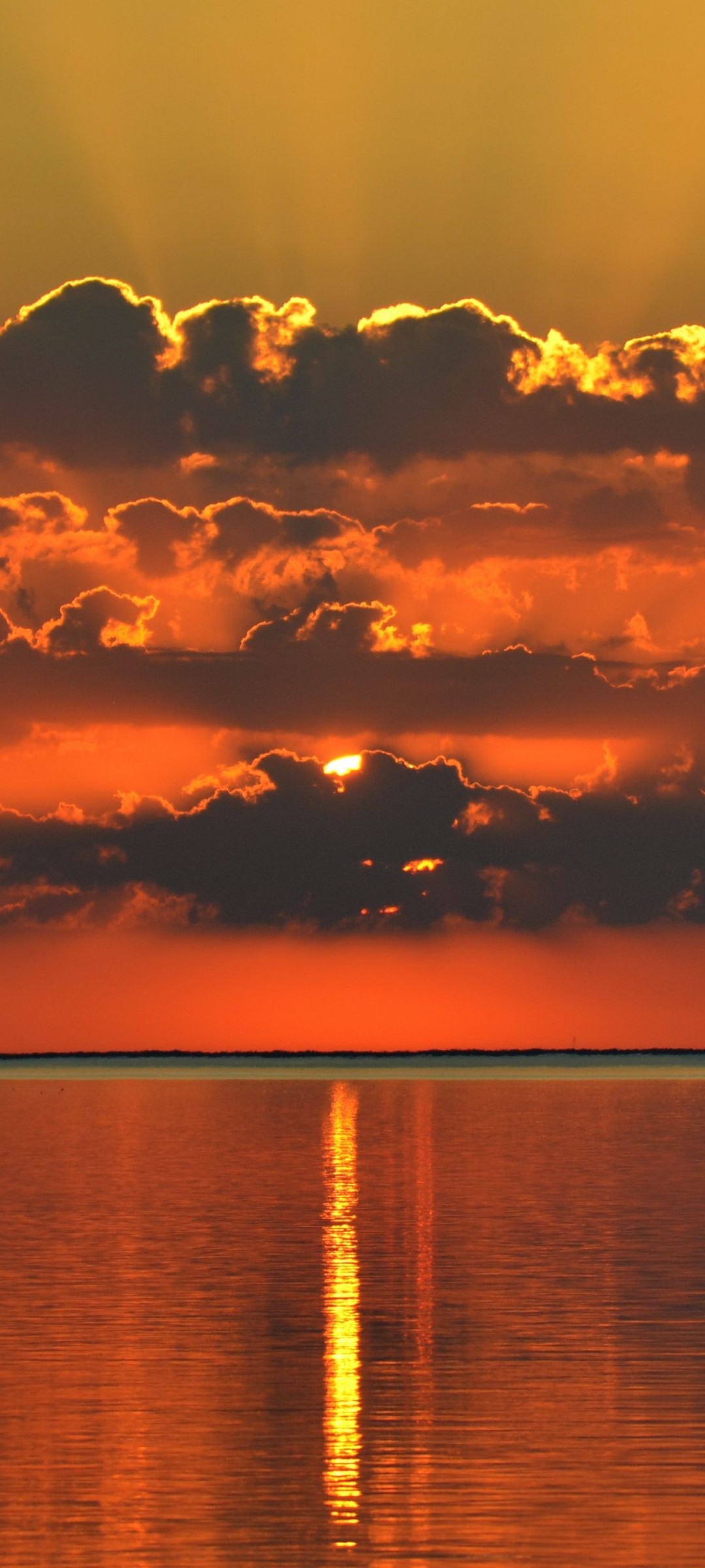 オレンジの空 雲に隠れる夕日 海 Galaxy S21 5g Androidスマホ壁紙 待ち受け スマラン