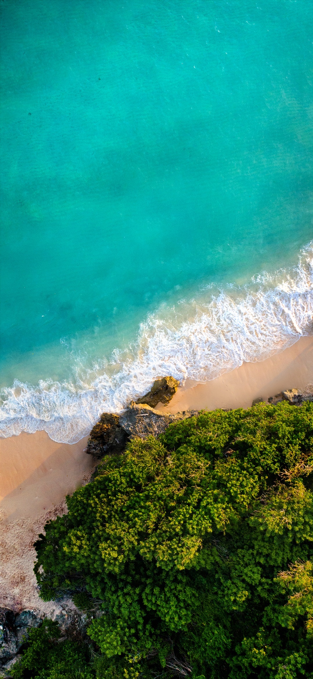 上から撮影した綺麗な海と砂浜 Galaxy A30 Android スマホ壁紙 待ち受け スマラン