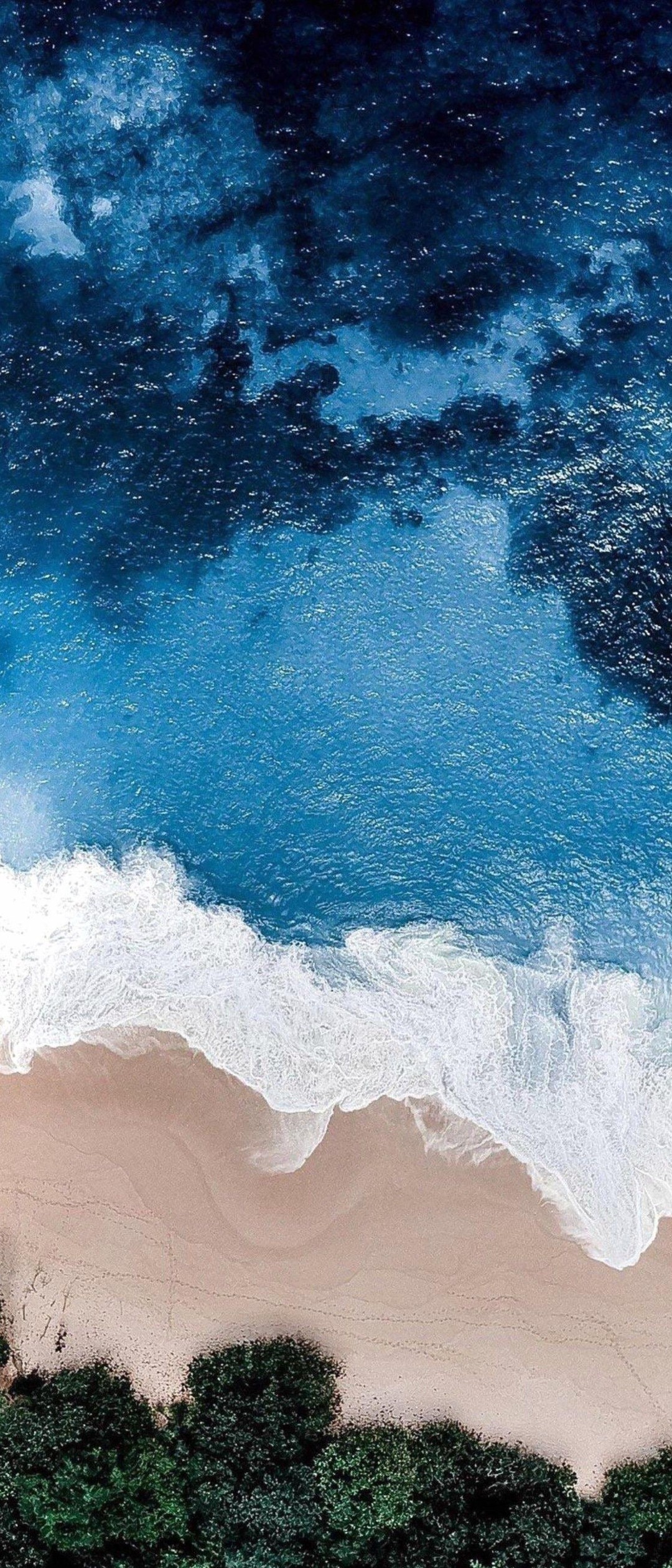 俯瞰視点 綺麗な海と砂浜と森 Xperia 5 Androidスマホ壁紙 待ち受け スマラン