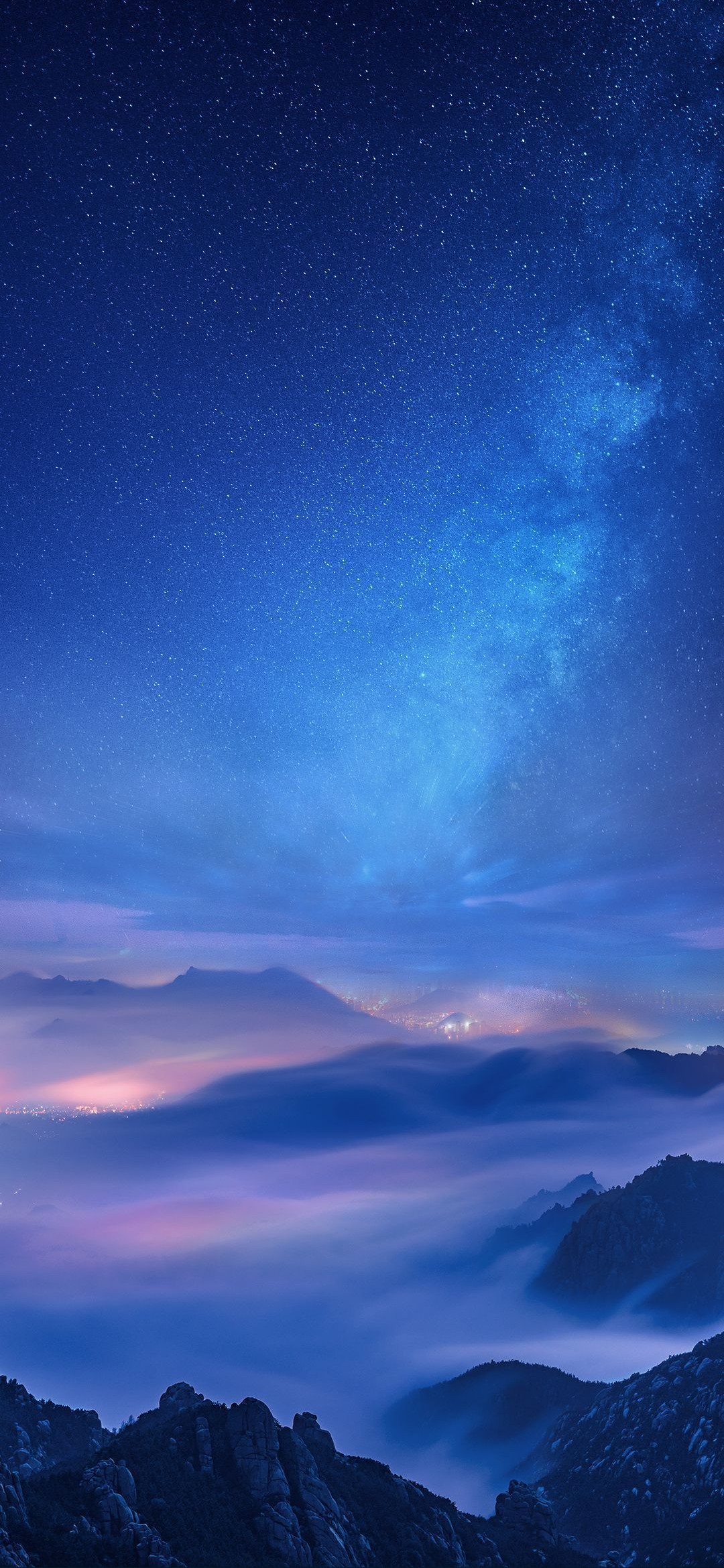 綺麗な青い星空と山並み Iphone 12 Mini 壁紙 待ち受け スマラン