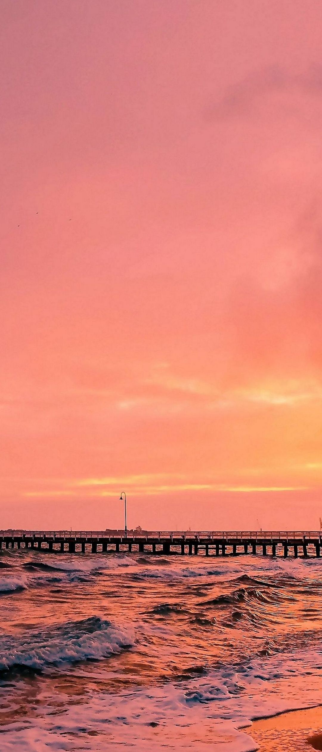 ピンクに染まる空と海と桟橋 Xperia 8 Androidスマホ壁紙 待ち受け スマラン