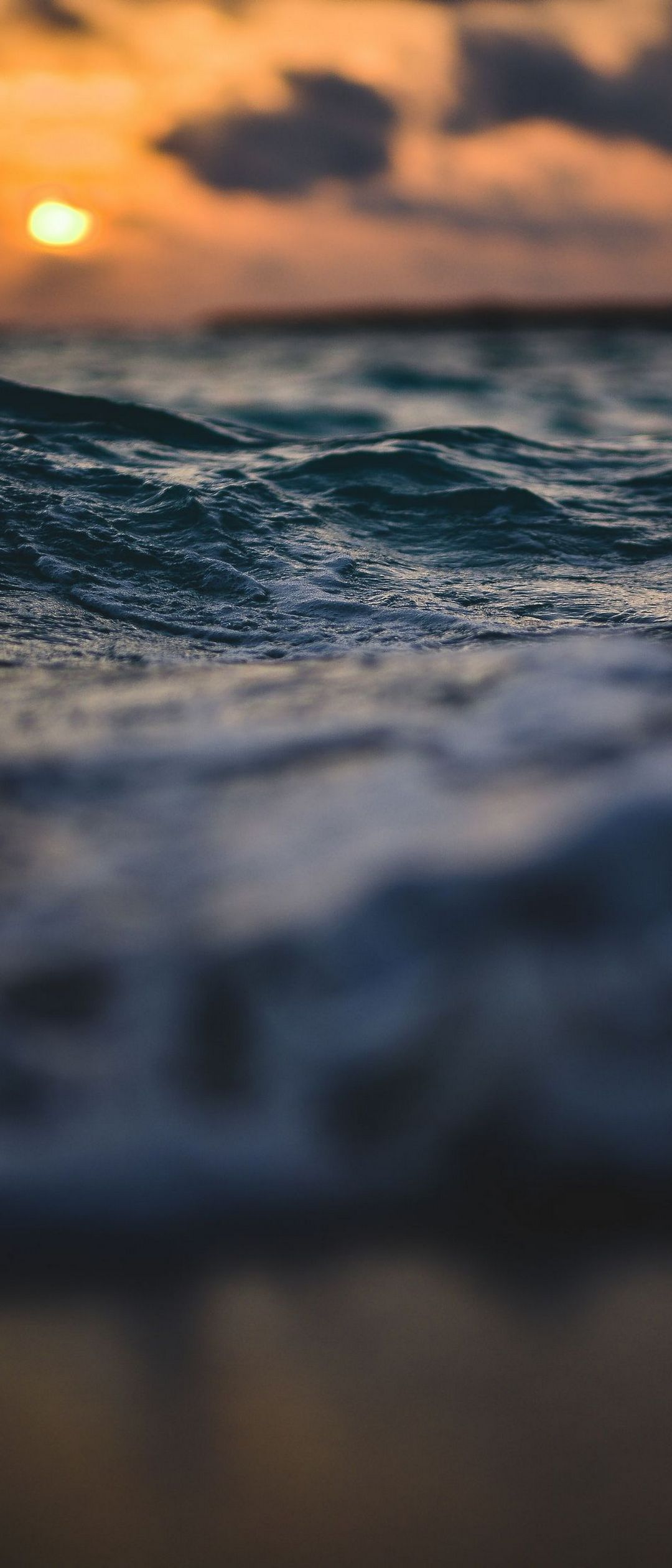 海の海面 接写 夕日 Xperia 8 Lite Androidスマホ壁紙 待ち受け スマラン