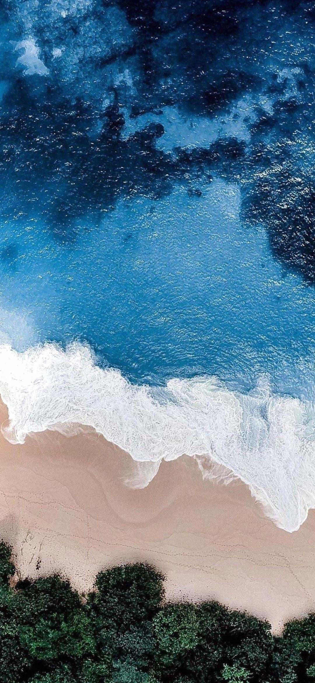 俯瞰視点 リアルな青い海と砂浜と森 Iphone 12 Mini スマホ壁紙 待ち受け スマラン