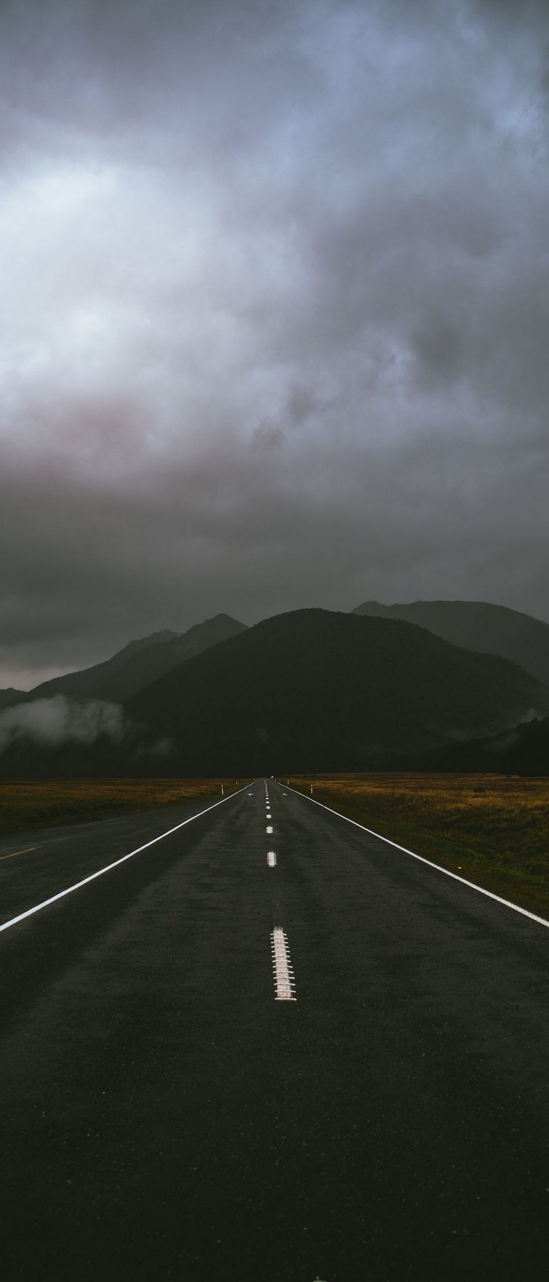 真っすぐ伸びる黒い道路と山と雲 Xperia 8 Lite Androidスマホ壁紙 待ち受け スマラン