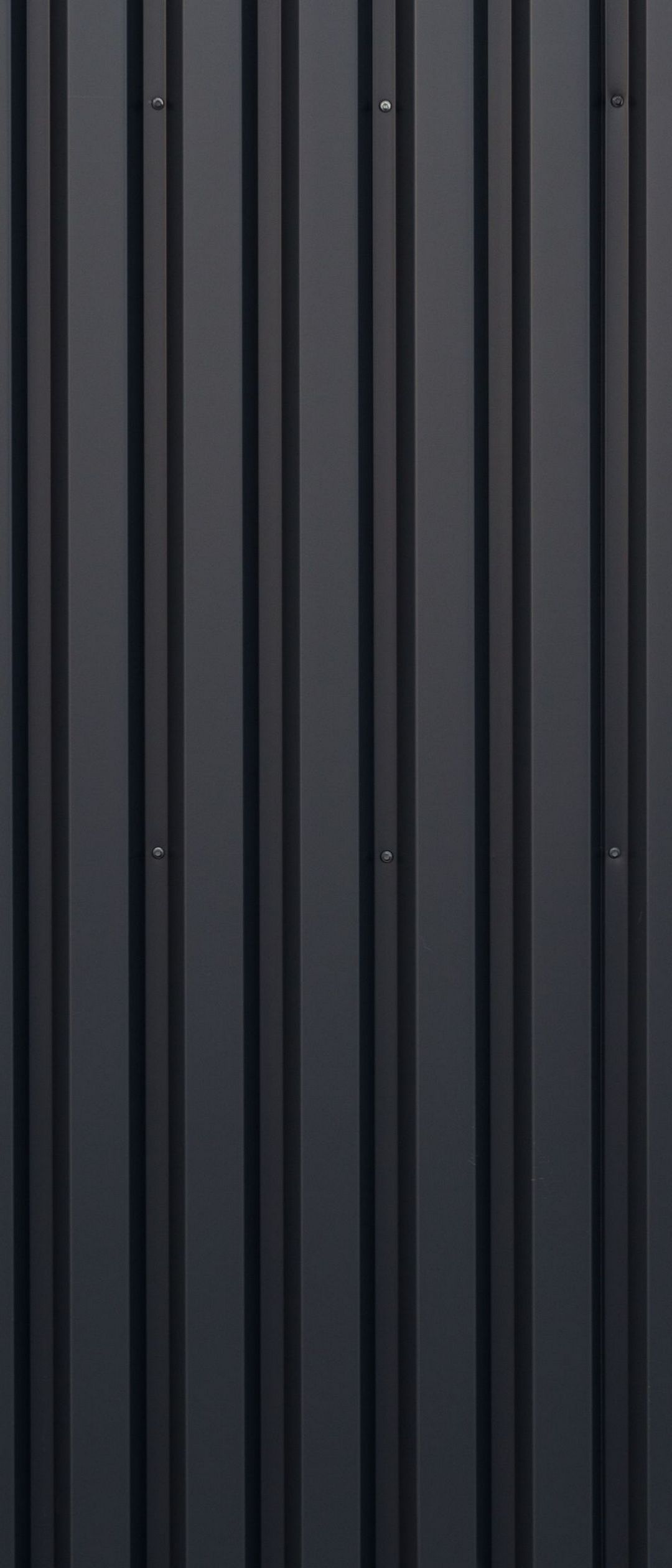 凹凸のある黒い金属の板 Xperia 8 Androidスマホ壁紙 待ち受け スマラン