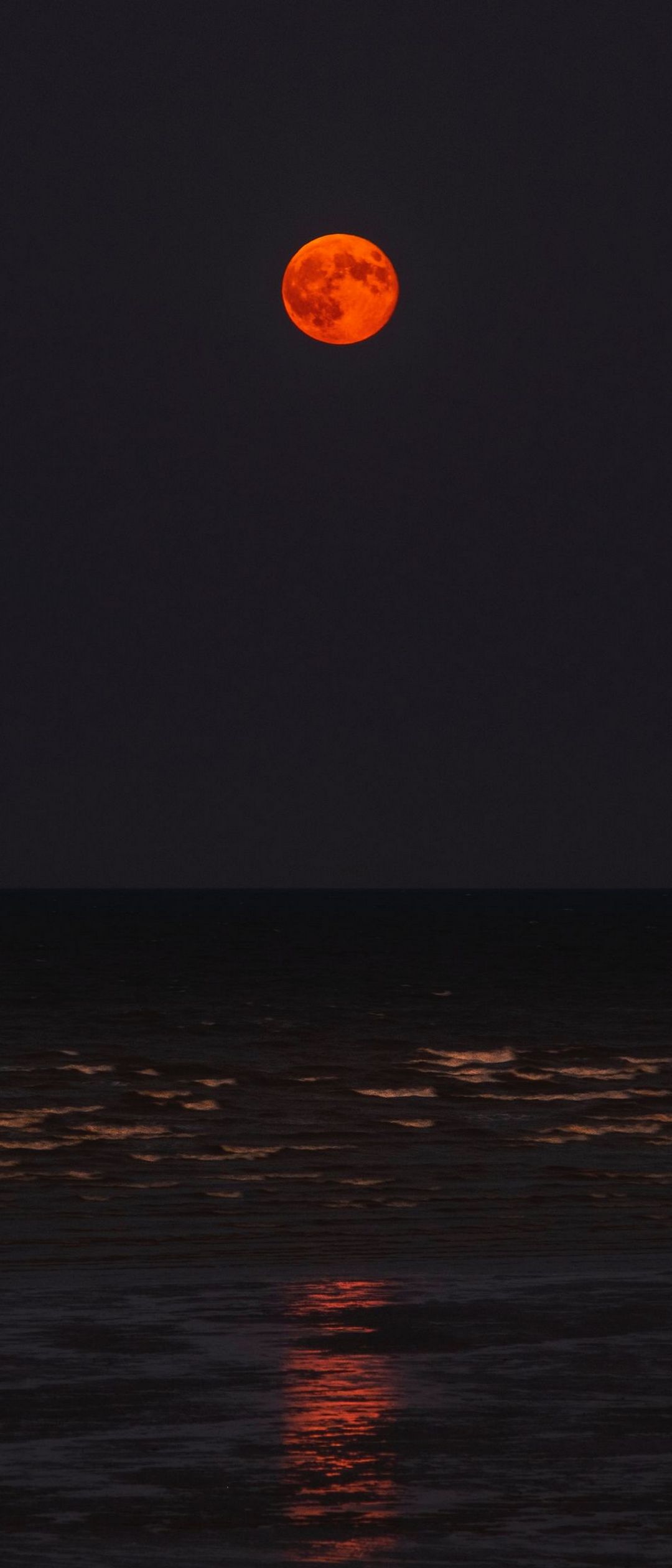 夜の海 赤い月 Xperia 8 Lite Androidスマホ壁紙 待ち受け スマラン