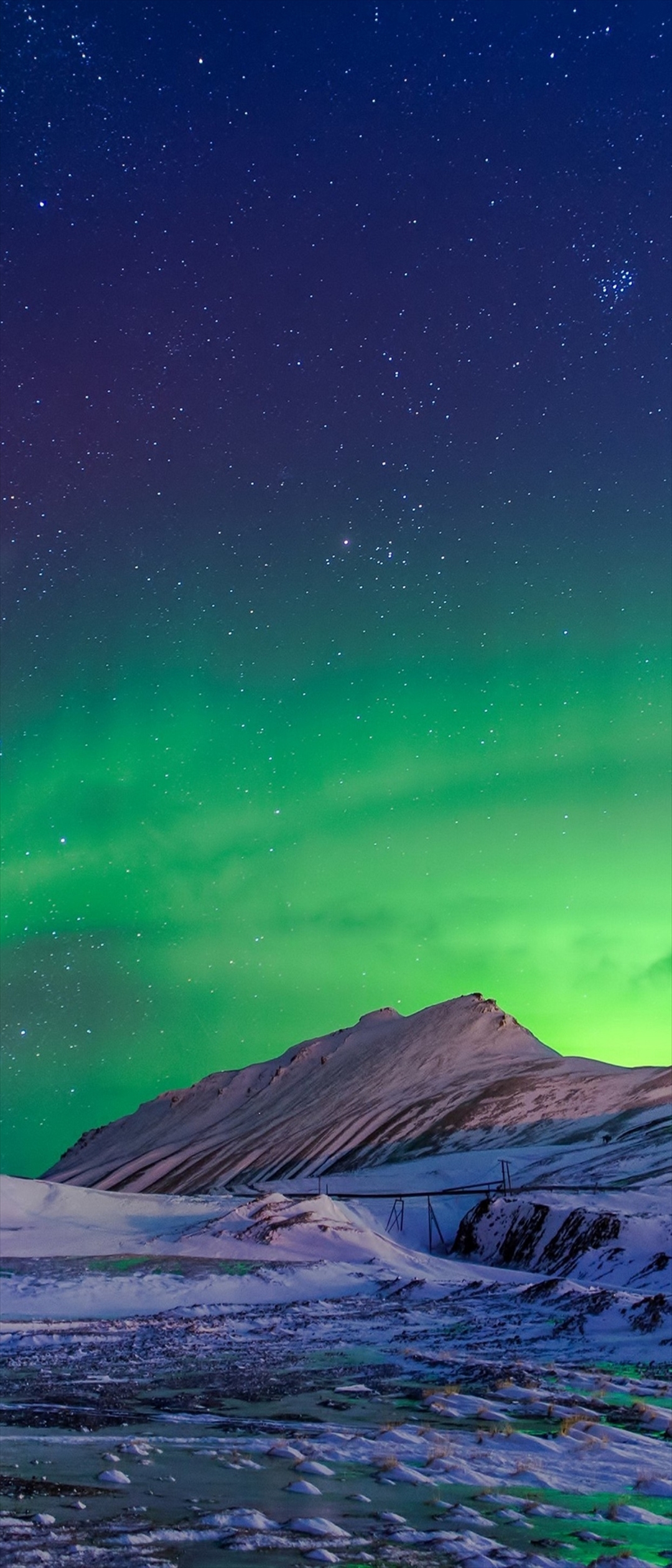 紫 緑の星空とオーロラ 雪の大地 Xperia 8 Lite Androidスマホ壁紙 待ち受け スマラン