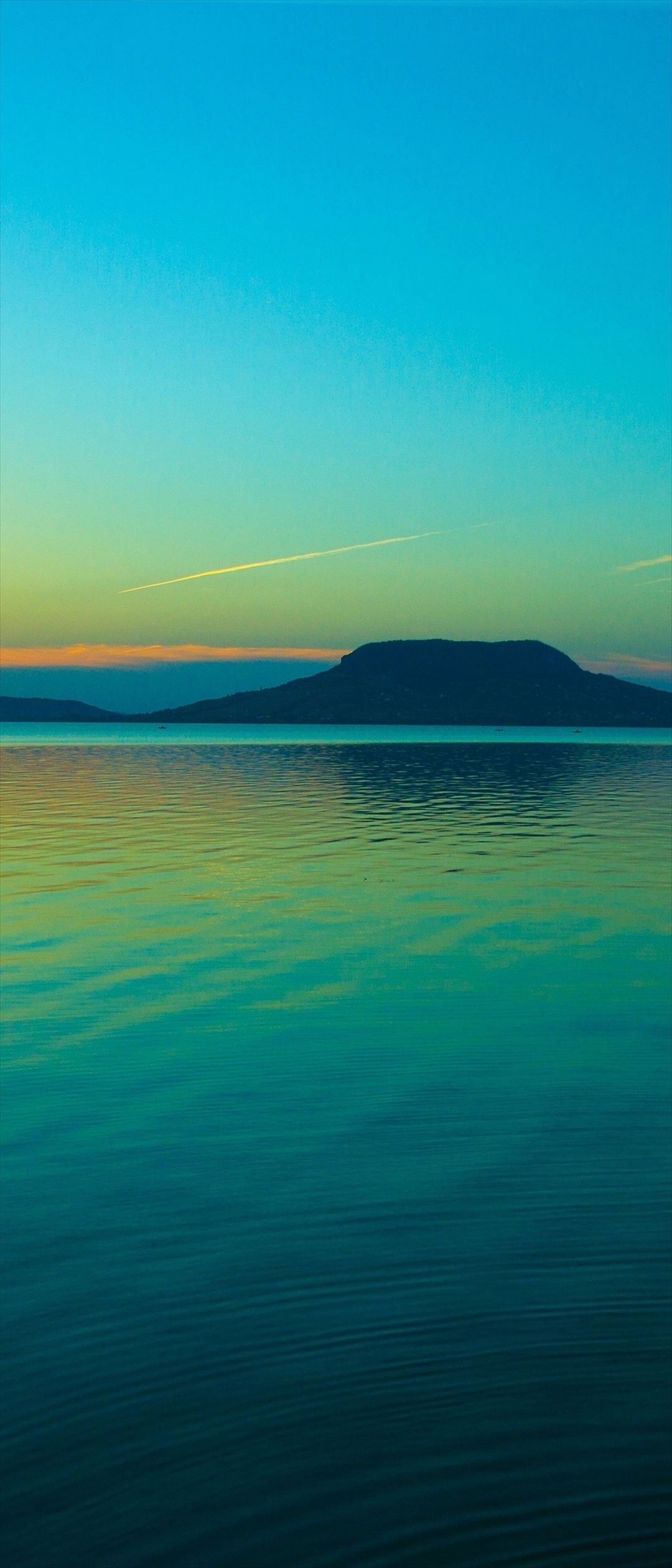 綺麗な青色の空と海と台形の島 Xperia 5 Androidスマホ壁紙 待ち受け スマラン