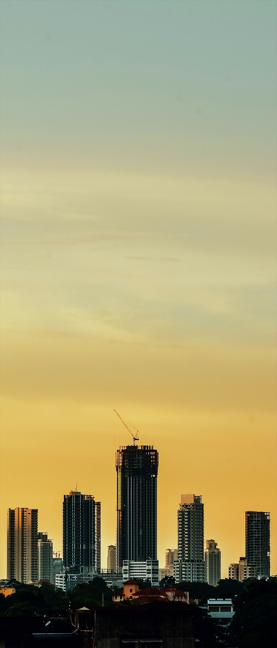高層ビル 屋上のクレーン 黄色い空 Xperia 10 Iii Androidスマホ壁紙 待ち受け スマラン