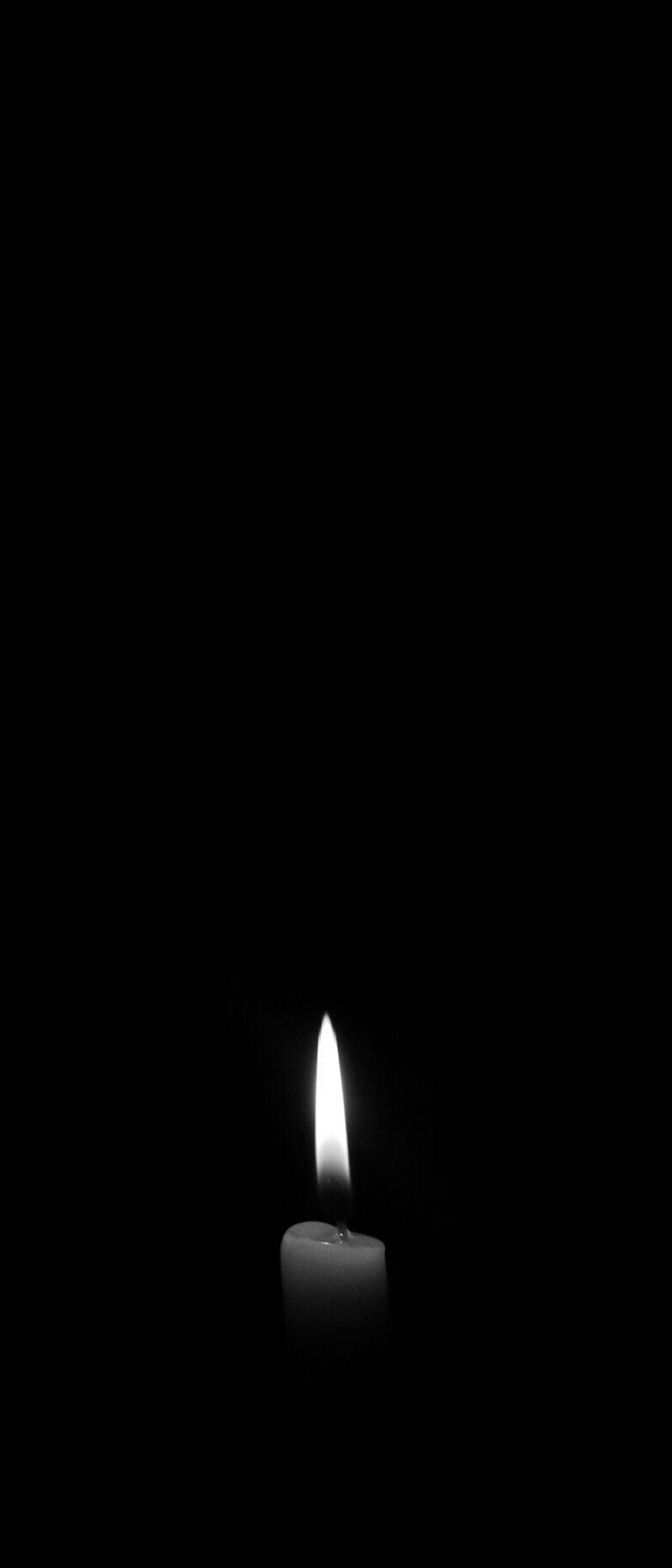 暗闇を照らす白い蝋燭 Xperia 8 Lite Androidスマホ壁紙 待ち受け スマラン