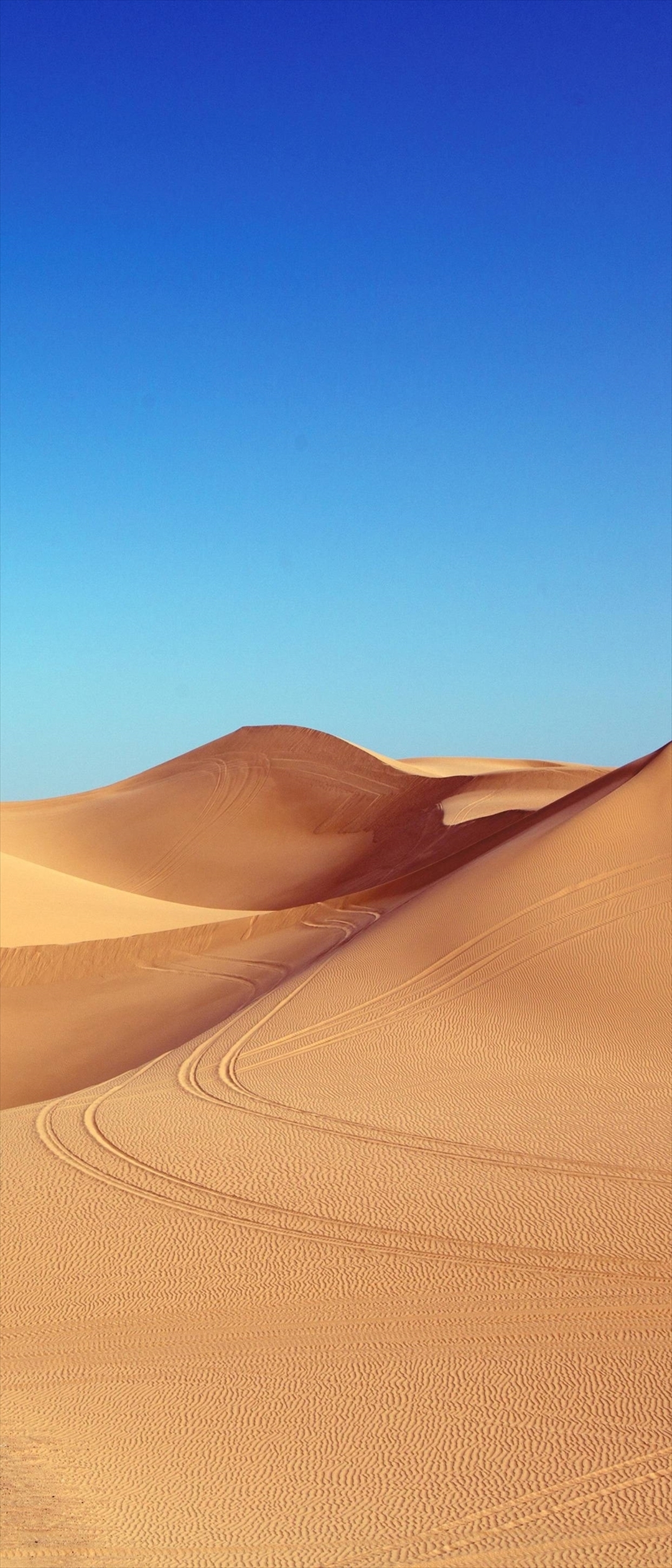 4輪の跡が残る砂漠と青空 Xperia 8 Lite Androidスマホ壁紙 待ち受け スマラン