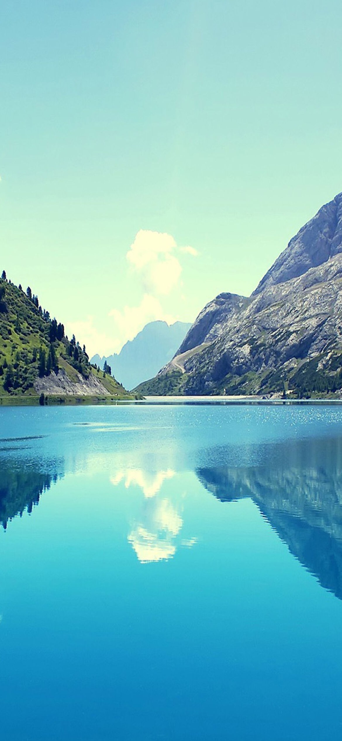 澄んだ青空と緑残る岩山と綺麗な湖 Iphone 12 Pro 壁紙 待ち受け スマラン